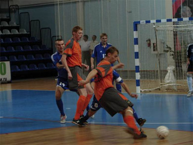 Konstantin Dushkevich (in orange) (Dina Moscow forward)