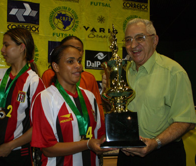 CBFS president Aecio awarding the Paulista*s selection player Cilene (Photo courtesy: Beto Costa - CBFS)