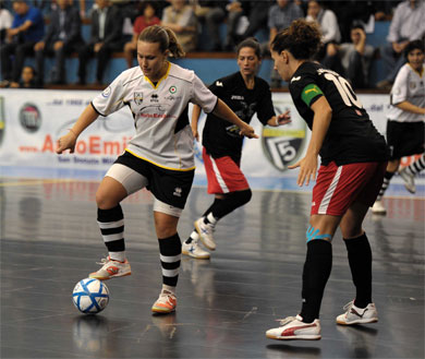 How to control the ball? Lesson number 1 by the gaucha Carol Pesenti! (Photo courtesy: Paolo Cassella - Divisione Calcio a 5.it)