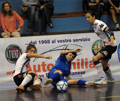 Tatiana Deripasko, here between Bruna Marques and Patricia Magalhes, played an impressive game for Laguna-Uor. Top Player (Photo courtesy: Paolo Cassella - Divisione Calcio a 5.it)