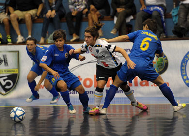 Bruna Marques lost in the russian cage done by Gorobets, Borodina and Salnikova: will she survive? (Photo courtesy: Paolo Cassella - Divisione Calcio a 5.it)