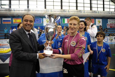 Italian futsal committee deputy chairman Alfredo Zaccardi awarding Laguna-Uor captain Svetlana Rogovskaya with the tournament winners cup (Photo courtesy: Paolo Cassella - Divisione Calcio a 5.it)