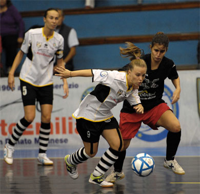 Dana Ciuntu, observed by Monica Atz, escaping to Rocio Sevilla: at first running... (Photo courtesy: Paolo Cassella - Divisione Calcio a 5.it)