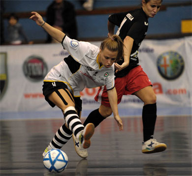 Ok girls, but are you forgetting about the ball? (Photo courtesy: Paolo Cassella - Divisione Calcio a 5.it)