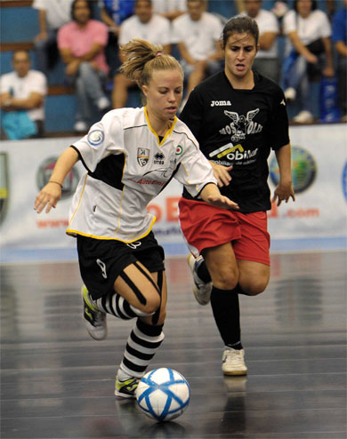 New picture, same duel: Dana Ciuntu vs Rocio Sevilla (Photo courtesy: Paolo Cassella - Divisione Calcio a 5.it)