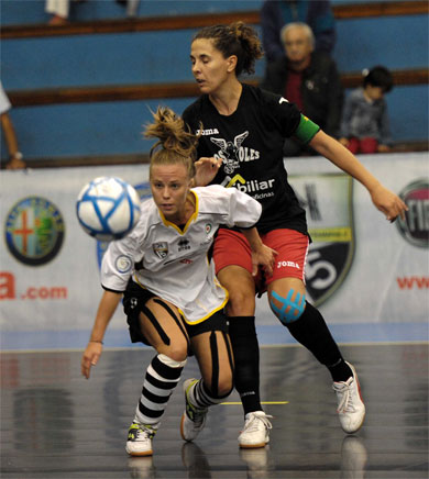 Black stripes on Dana Ciuntu legs, again fighting vs the women futsal legend Eva Manguan (Photo courtesy: Paolo Cassella - Divisione Calcio a 5.it)