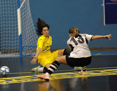 Attempt by Carol Pesenti vs Mostoles keeper Belen (Photo courtesy: Paolo Cassella - Divisione Calcio a 5.it)