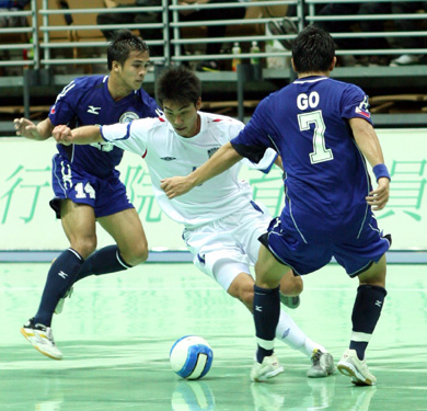 Tai−Lin Tseng between Ali Bernard Go and Ariel Zerrudo (Photo courtesy: Leadtek Sports)