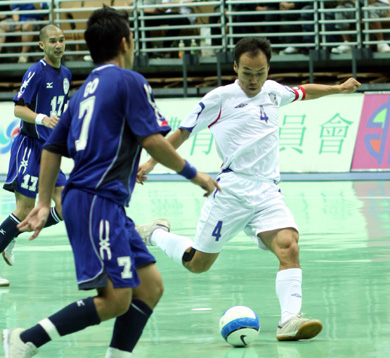 An attempt by Ching-Jen Fang, observed by Ali Bernard Go and Jaime Timoteo Ocampo (Photo courtesy: Leadtek Sports)