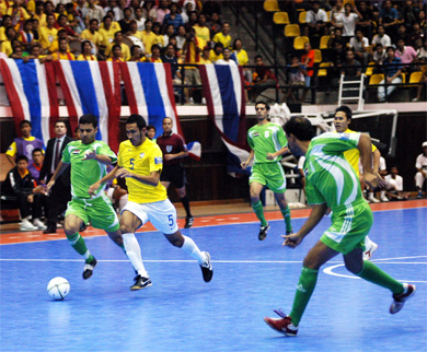 Lertchai Issarasuwipakorn followed by Hussein Abd Ali Mohammed Al-Zubaidi (Photo courtesy: bmv24 - tabloid futsal Indonesia)