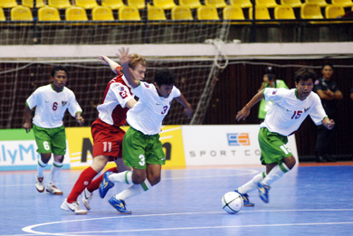 Topas Wiyantoro Pamungkas vs Azamat Mendibaev (Photo courtesy: bmv24 - tabloid futsal Indonesia)