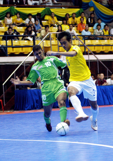 Natthapon Suttiroj vs Abdulkareem Ghazi Radhi<br>Al-Sharshahi (Photo courtesy: bmv24 - tabloid futsal Indonesia)