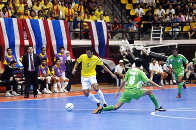 Lertchai Issarasuwipakorn vs Hashim Khalid Kadhim Alsaraf (Photo courtesy: bmv24 - tabloid futsal Indonesia)