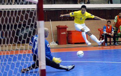 Thailand dangerous with Tanakorn Santanaprasit, will Iraqi goalie Utayl Khaleel Abdulqader save it? (Photo courtesy: bmv24 - tabloid futsal Indonesia)