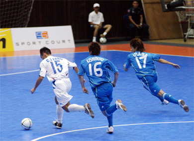 Counter-attack: Fang Ching-Jen followed by Takeshi Kishimoto and Kotaro Inaba, in a perfect sequence of numbers! (Photo courtesy: bmv24 - tabloid futsal Indonesia)