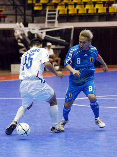 Fang Ching-Jen vs Japanese captain Kenta Fujii (Photo courtesy: bmv24 - tabloid futsal Indonesia)