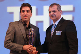 Mohammad Taheri receiving the award from Hussain Saeed, AFC Executive Committee Member & Deputy Chairman of AFC Futsal Committee (Photo courtesy: AFC)