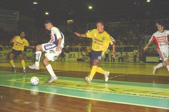 Aladinho in action against CORING�O/SICREDI/UNISEP BELTR�O in the Paran�*s chave ouro division (Photo courtesy: Joao Ribas - Cascavel Futsal)
