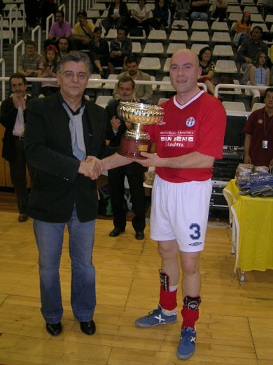Josep Mesalles receiving the winners prize!(Photo courtesy: Cap del Carrer)