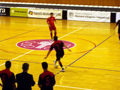 Karim Chaibai managing the ball (Photo courtesy: Josep Linares)