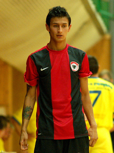 Angellot with his new shirt of Benago Praha! (Photo courtesy: Benago.cz)