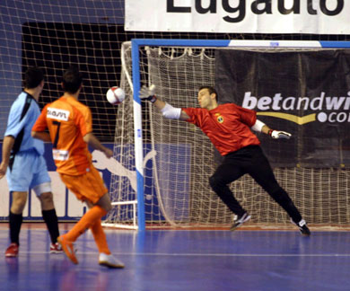 An impressive save by Angelo against Ramada (Boavista) in the past Recopa Cup in Lugo (Photo courtesy: Angel Perez - LNFS)