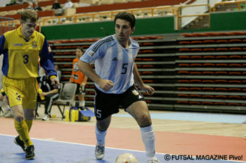 Carlos Sanchez against Vitaliy Nesteruk (Photo courtesy: Pivo!)