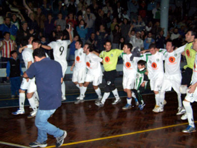 Pinocho players celebrating with their fans (Photo courtesy Pasion Futsal)