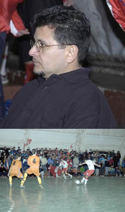 Photo 1: Alberto Coronel, coach of Argentinos Juniors - Photo 2: During the match (Photo courtesy: Pasion Futsal)