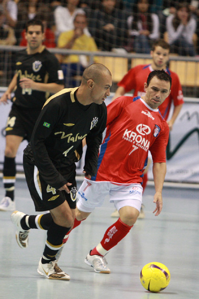 Ari in action  vs Frede during the Conmebol Futsal Cup final vs Joinville (Photo courtesy: Futsal Do Brasil)