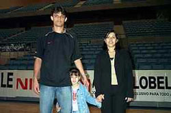 Arrepiu and family in Santiago de Compostela (Photo courtesy: http://www.elcorreogallego.es)