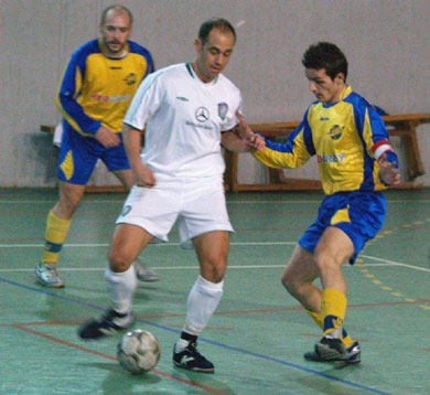Michalis against Sidiropoulos (Athina 90 vs Kosmos 6-6) (Photo courtesy: Costas Chryssafis - Mini Football News Magazine & futsalhellas.gr)