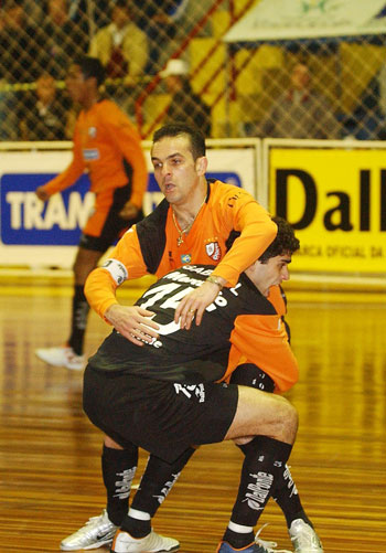 Fininho celebrating a goal with Gabriel: they could be enemies in the derby between Luparense and Arzignano