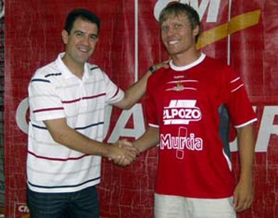 Fran Serrejon welcoming Panu Autio (Photo courtesy: ElPozo Murcia)