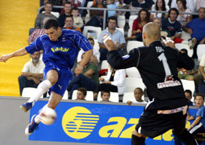 A spectacular shot at goal by Fernandinho (Azkar Lugo). Will Fofi (Benicarl�) save his team? (Photo courtesy: LNFS)