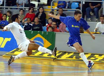 Fernandinho in action (Photo courtesy: Enrique Serrano - LNFS)