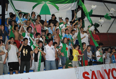 Pinocho*s torcida in action! (Photo courtesy: Pasion Futsal)