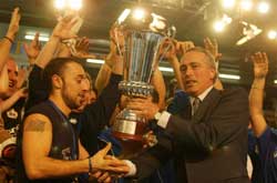 Bearzi receiving the Italian Cup (Photo courtesy: Carlo Giuliani)