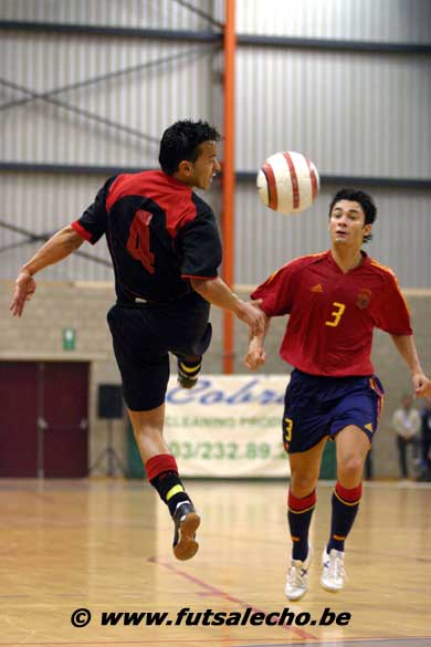 Karim Nait Oukhedou vs Balo (Photo courtesy: Cedric Bouillon - Futsal Echo)