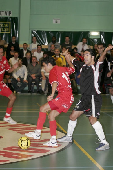 Robinho knows how to defend the ball, Ricardinho can just complain with the referees! (Photo courtesy: Futsal Echo)