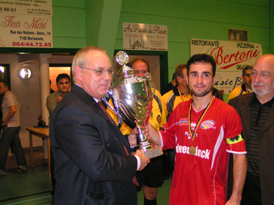 Alex Almeida received the belgian Supercup 2005/2006 (Photo courtesy: Charleroi Action 21)