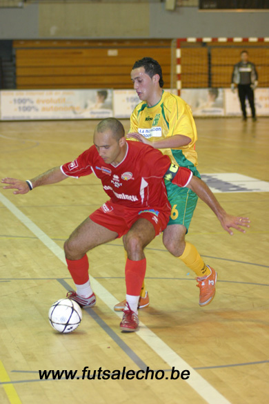 Davi defending the ball... (Photo courtesy: Cedric Bouillon - Futsal Echo)