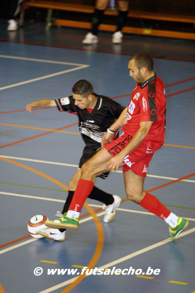 First duels in the pitch (Photo courtesy: Cedric Bouillon - Futsal Echo)
