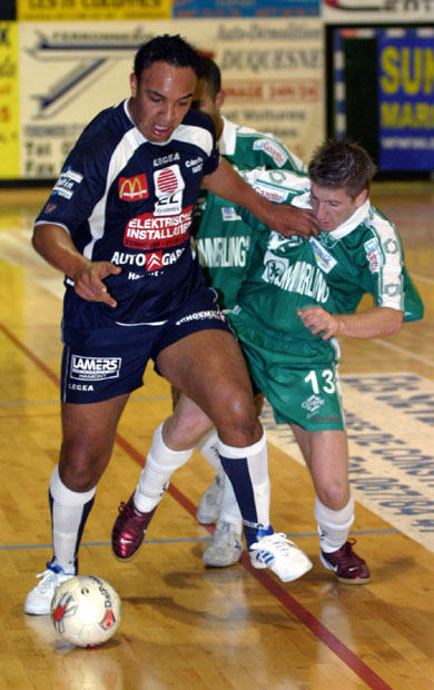 Round 11, Chatelet vs Hasselt: Joey Ngarigota defending the ball (Photo courtesy: Cedric Bouillon - Futsal Echo)