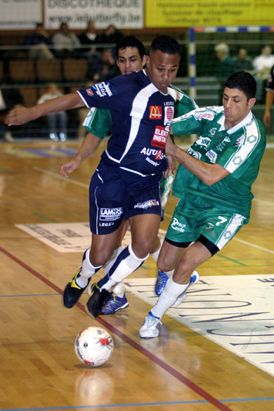 Round 11, Chatelet vs Hasselt:  Vanenburg vs Chaibai (Photo courtesy: Cedric Bouillon - Futsal Echo)