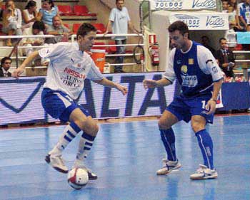 Alemao (Lobelle de Santiago) vs Nano Modrego (Benicarl�) (Photo courtesy: Enrique Serrano - LNFS)