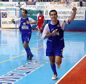Lorenzo and Crispi celebrating the Benicarl� great victory over Playas (Photo courtesy: Enrique Serrano - LNFS)