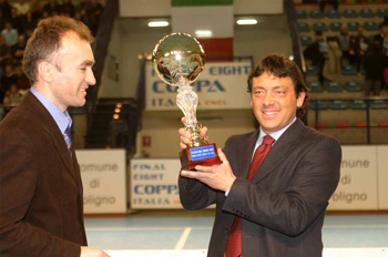 Mico Martic gives the Futsalplanet Award to Alessandro Nuccorini (Photo courtesy: Carlo Giuliani)