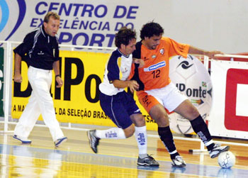 Bet�o (ACBF) in action against Ananindeua (Photo courtesy: Anselmo Santos)