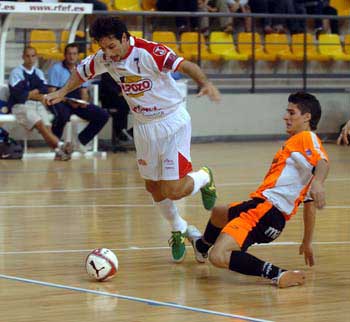 How to stop Paulo Roberto? Ortiz found this way...(Photo courtesy: Enrique Serrano - LNFS)